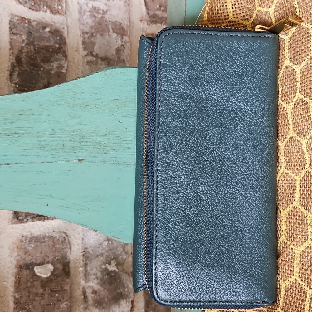 NWOT Fossil Forest Green Ziparound Wallet - Picture 3 of 6